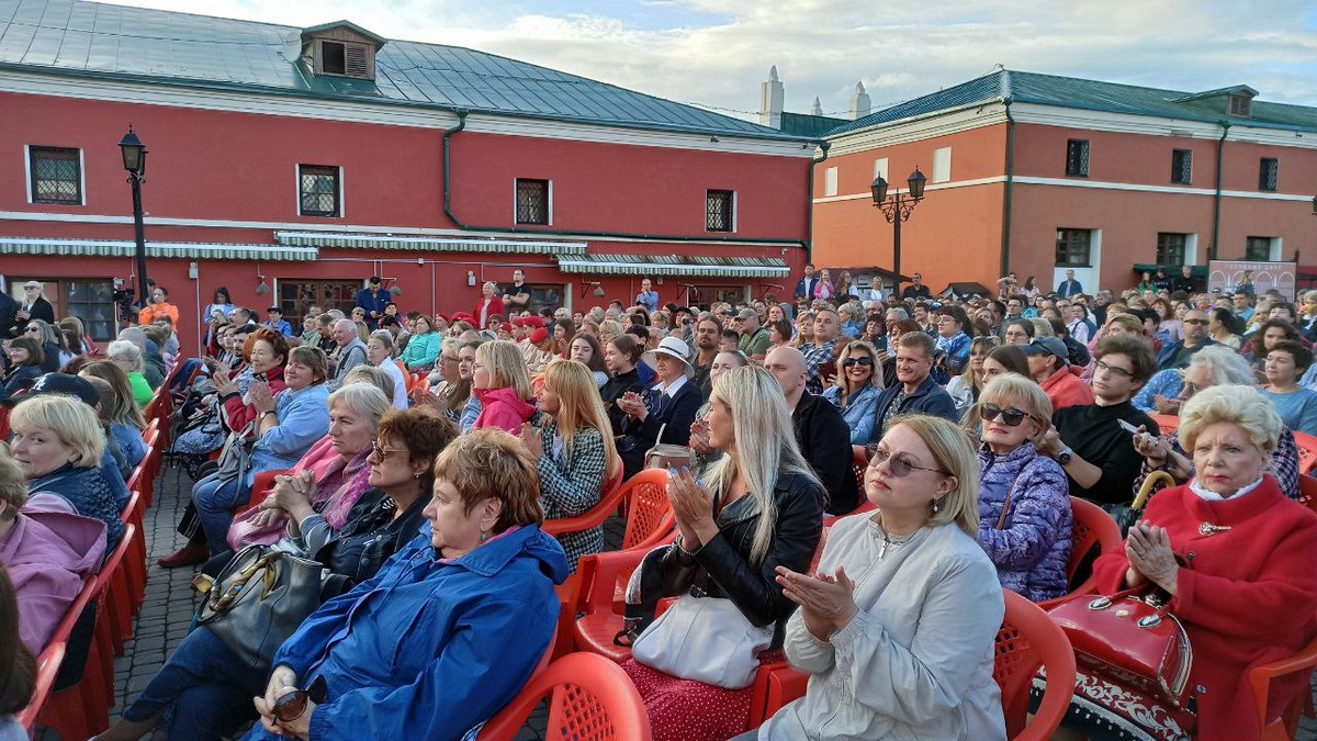 КП - Калуга: Сотни калужан собрались в Гостином дворе посмотреть новый фильм Угольникова